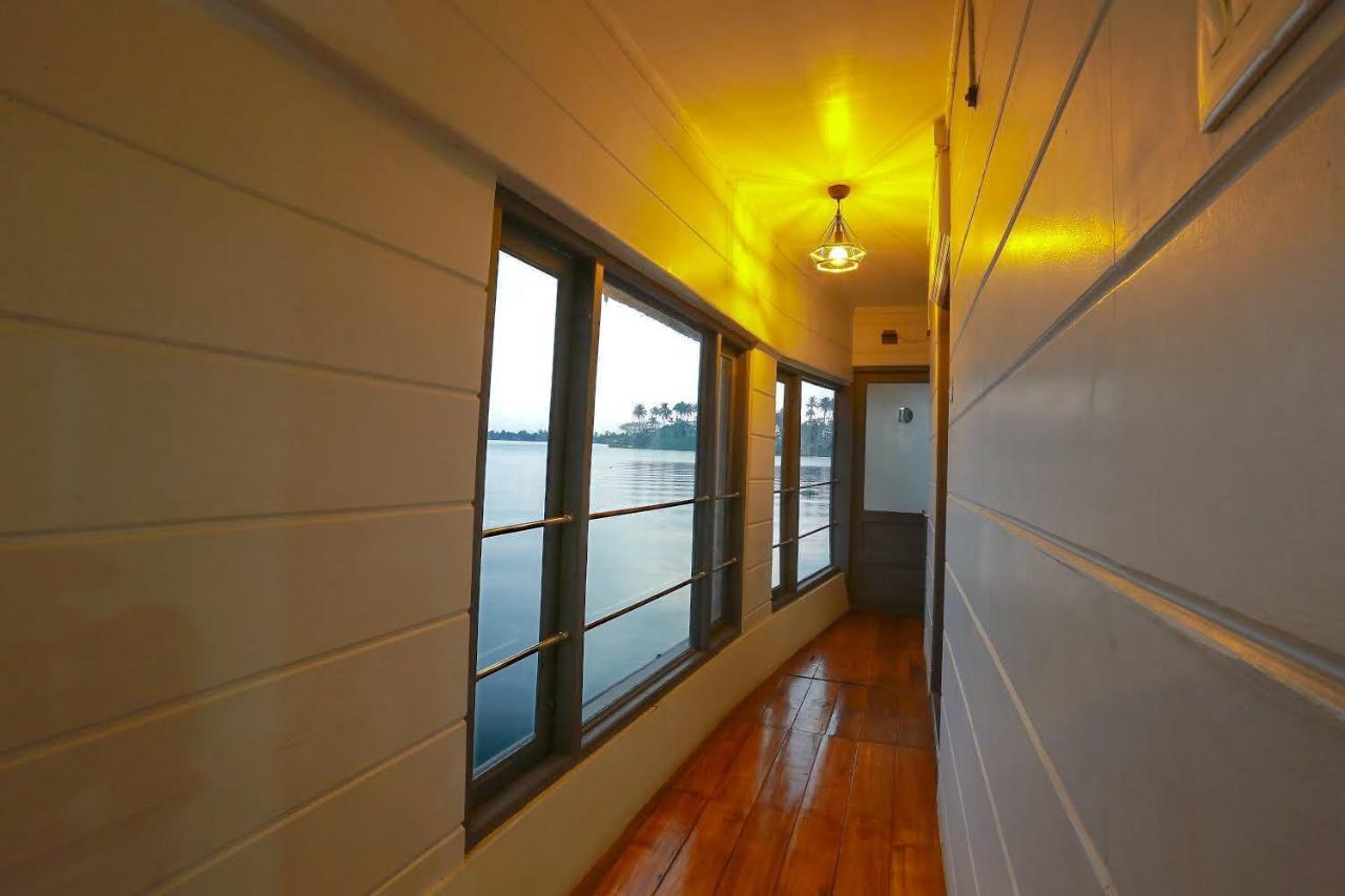 Botel Double Decker Houseboat Alappuzha