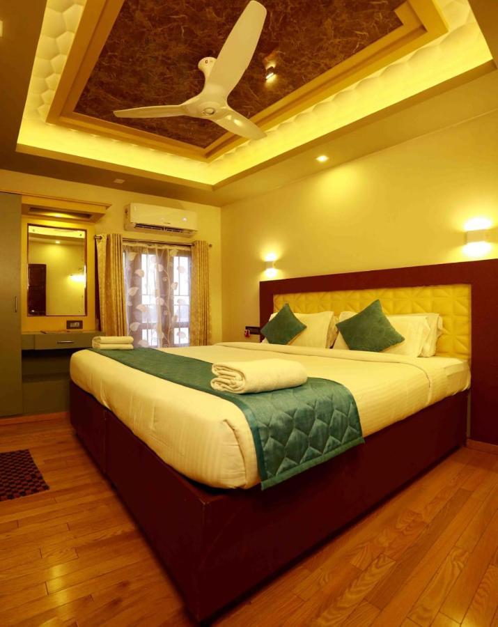 Double Decker Houseboat 3*