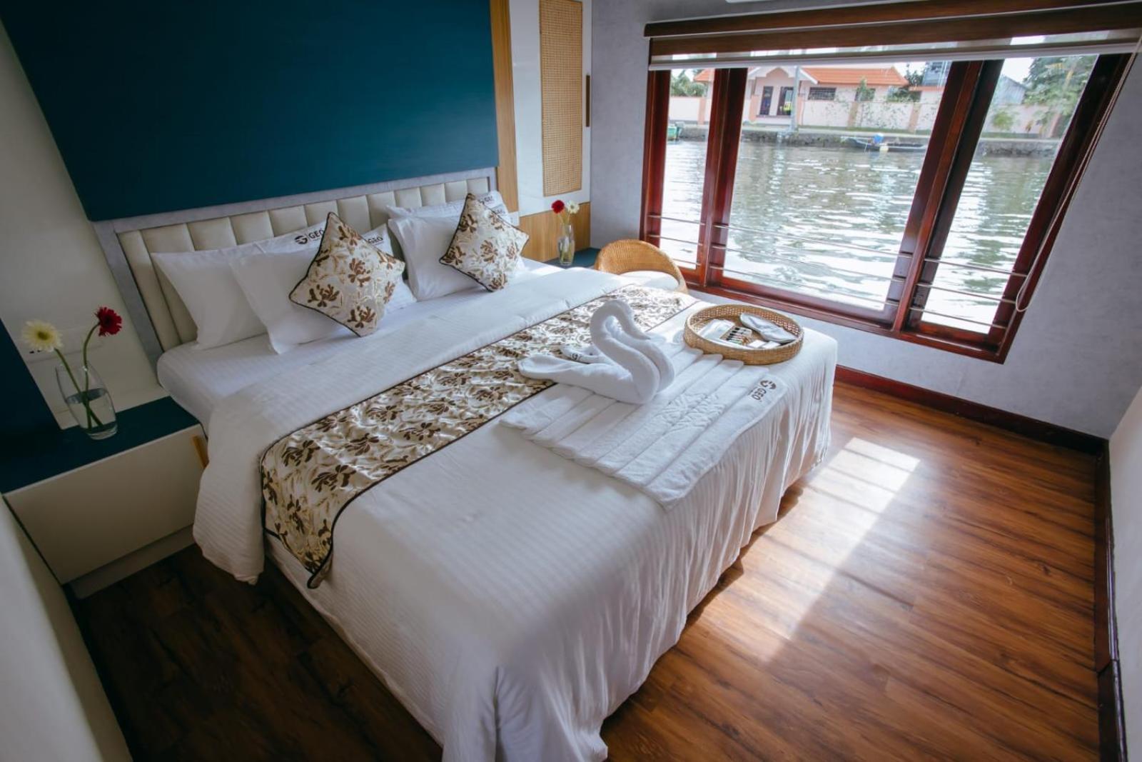 Botel Double Decker Houseboat 3*