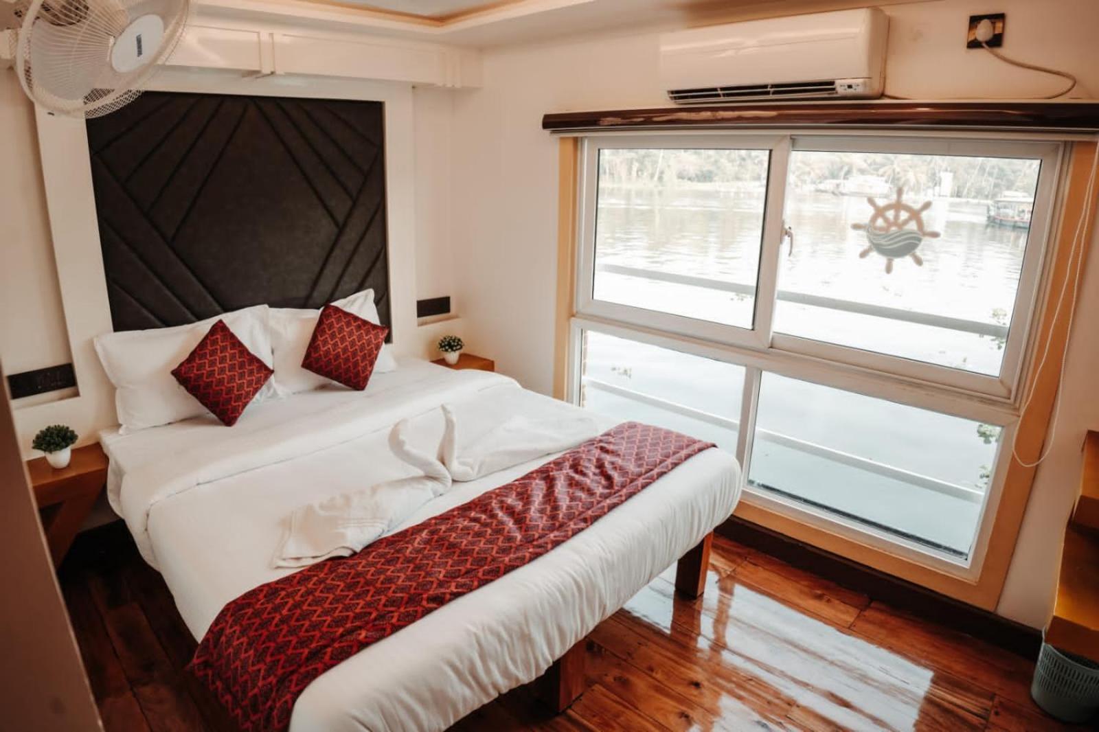 Botel Double Decker Houseboat Alappuzha