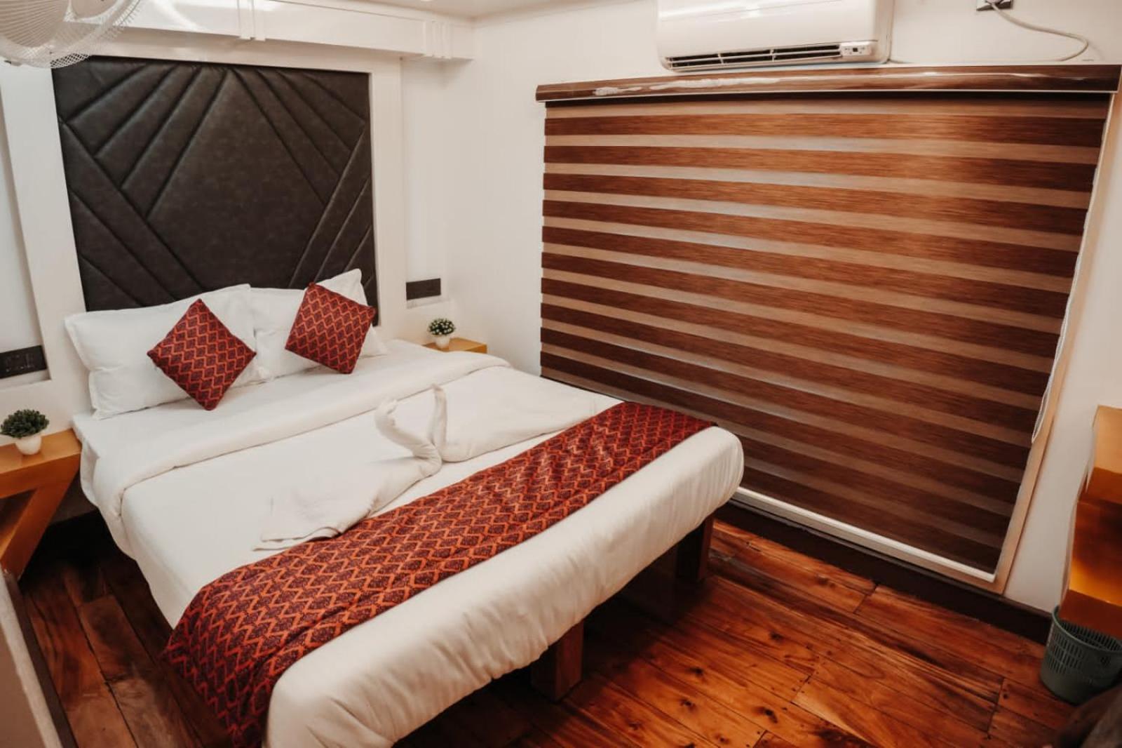 Double Decker Houseboat Botel 3*