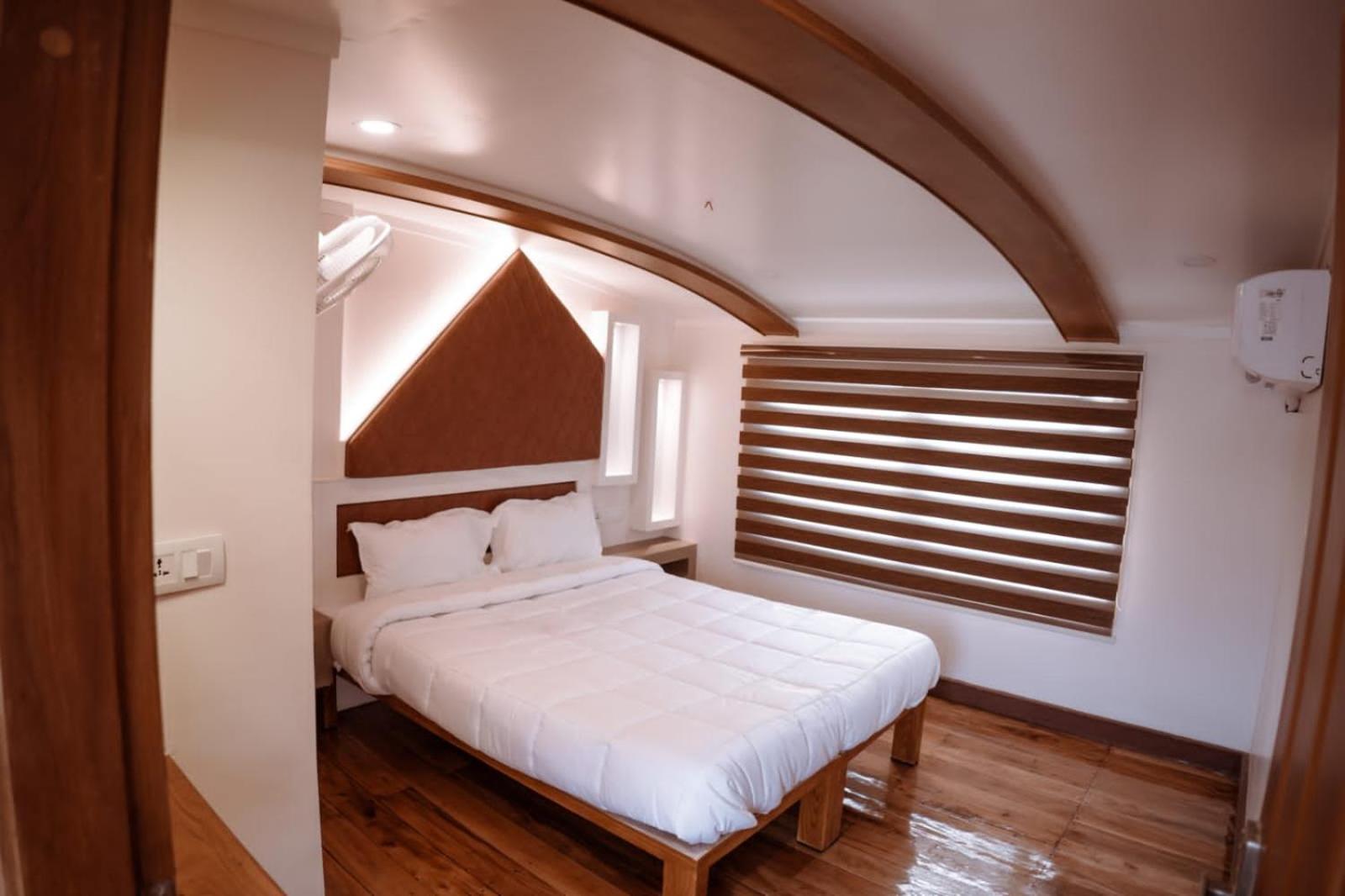 Double Decker Houseboat 3* Alappuzha